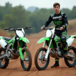 Jeune pilote motocross avec motos Kawasaki 125cc